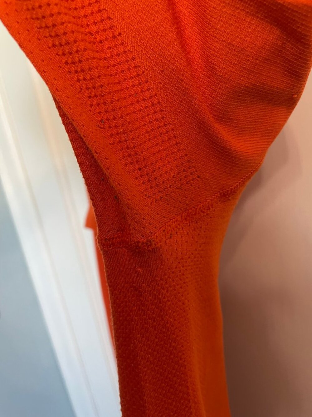 Lululemon Swiftly Tech Long Sleeve Womens 8 Orange Thumbholes pilling/snag - Picture 9 of 11